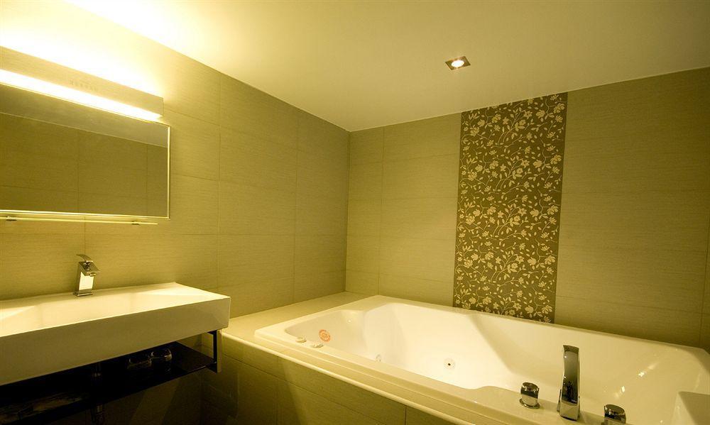 The Riverside Hotel Esthetics Kaohsiung Exterior photo